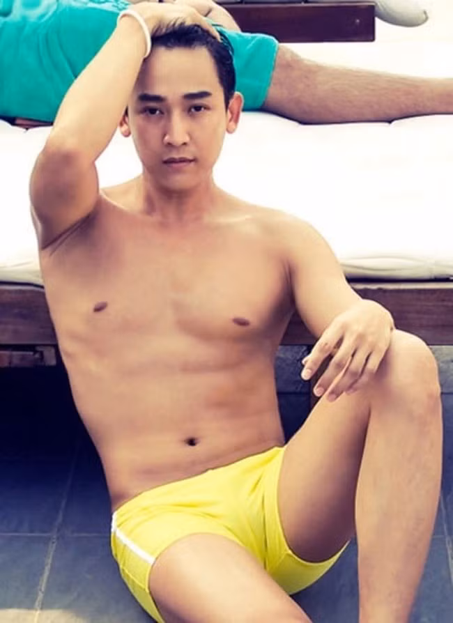 Không chỉ duy trì thói quen thường ngày, khi tham gia bộ phim Mưa Đỏ, Hứa Vĩ Văn còn phải rèn luyện như một người lính thực thụ. Để hóa thân thành bác sĩ quân y giữa chiến trường, anh thường xuyên chạy bộ, tập thể dục mỗi sáng nhằm có thể lực và hơi thở chân thực khi lên phim.