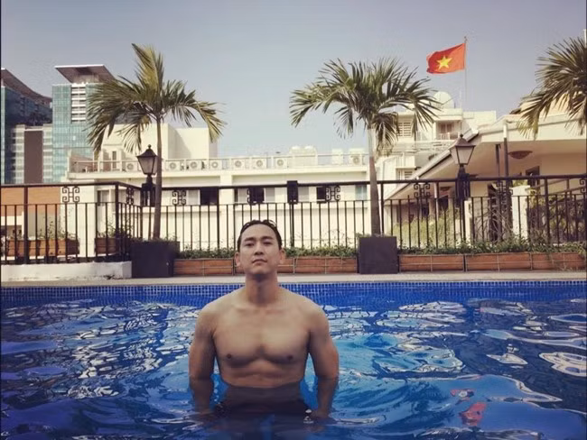 Để hỗ trợ tập luyện, Hứa Vĩ Văn duy trì chế độ ăn uống khoa học, chia nhỏ bữa trong ngày để đảm bảo đủ chất, đồng thời hạn chế ăn tối muộn.