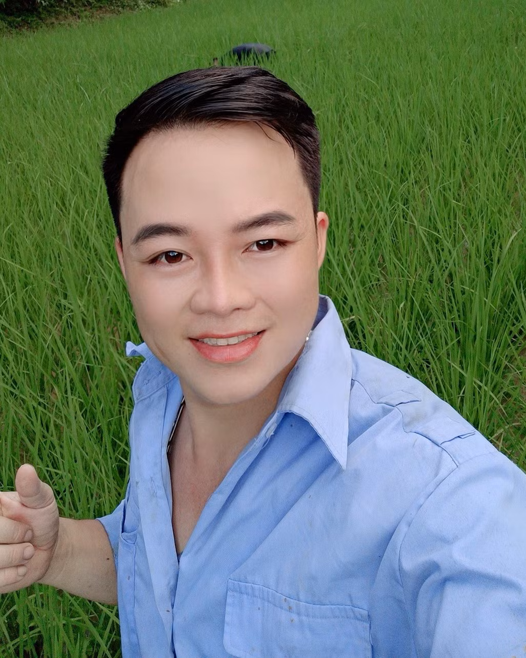 Động thái mới của "chú rể Cao Bằng" lập tức nhận về chú ý lớn. Bởi tài khoản Facebook này trước đó là do anh với chị Thu Sao lập ra với mục đích chia sẻ cuộc sống đời thường của 2 vợ chồng cũng như quảng cáo để bán hàng.