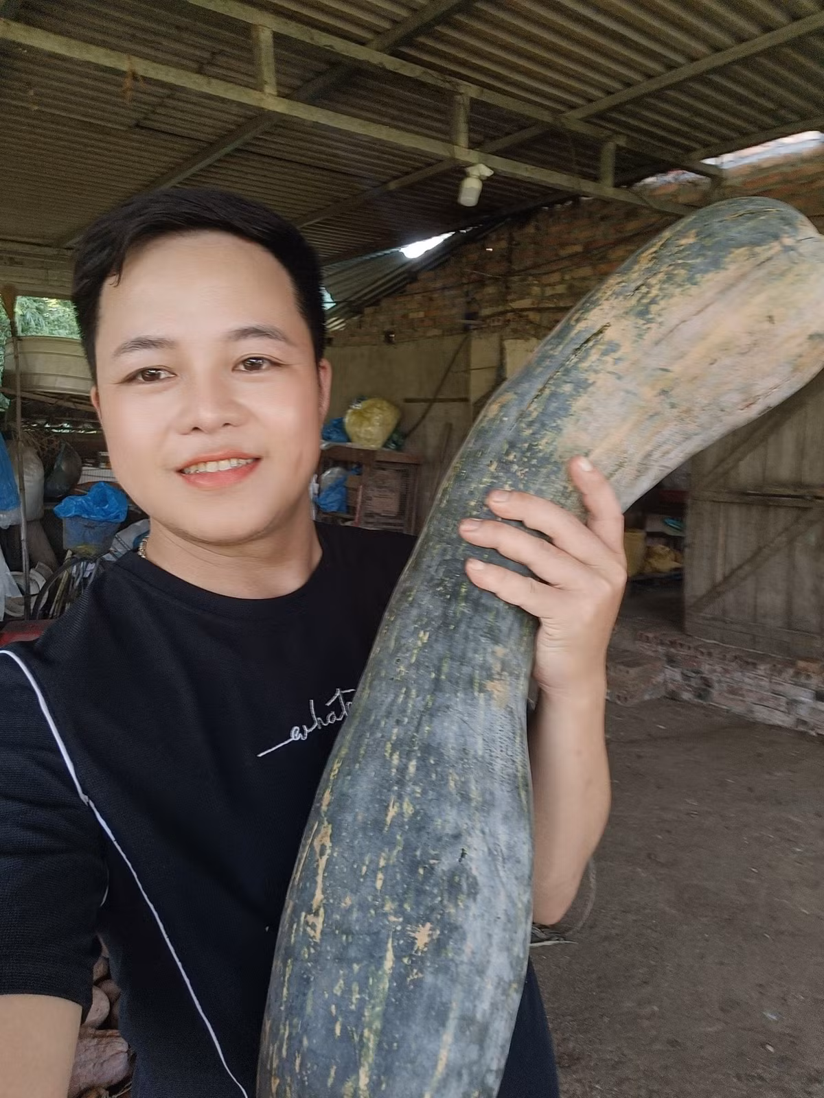 Thời gian qua, anh Triệu Hoa Cương và người vợ lớn tuổi liên tục để lộ dấu hiệu rạn nứt. Bằng chứng rõ nét nhất là việc cả 2 không còn xuất hiện cùng nhau trong các livestream. Đặc biệt vào đầu tháng 7 vừa qua, người đàn ông này chia sẻ việc muốn ly hôn.