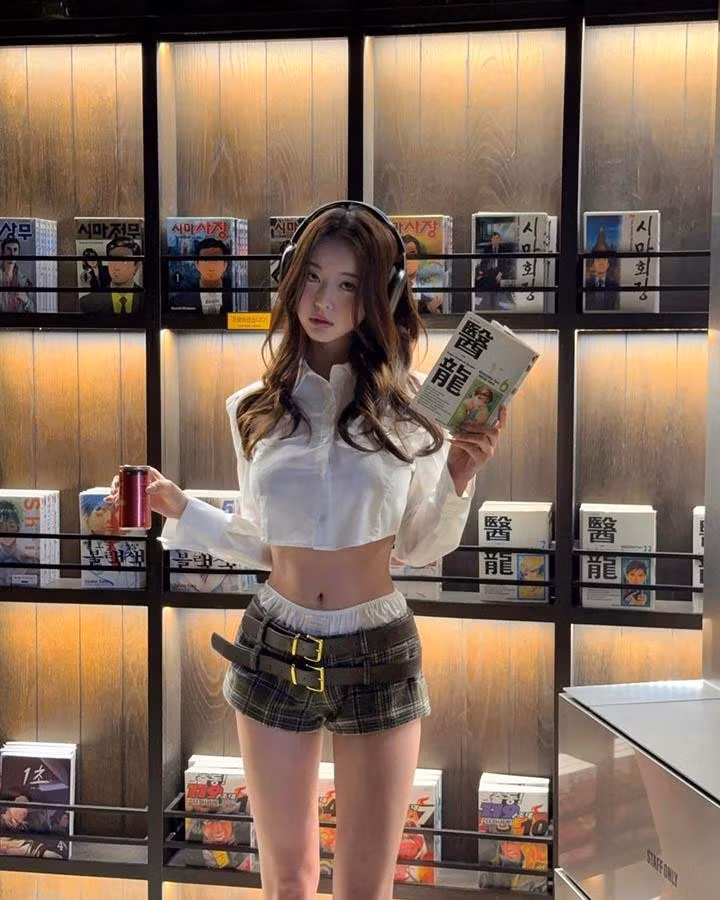 Nàng hot girl Hàn Quốc có tên Yuju từ lâu đã là cái tên quen thuộc. Cô nàng với gần 400 nghìn người theo dõi đã gắn liền với hình tượng nàng thơ xứ Hàn: Nhẹ nhàng, ngọt ngào, và luôn giữ một nét tinh tế, thanh lịch trong từng khung hình.