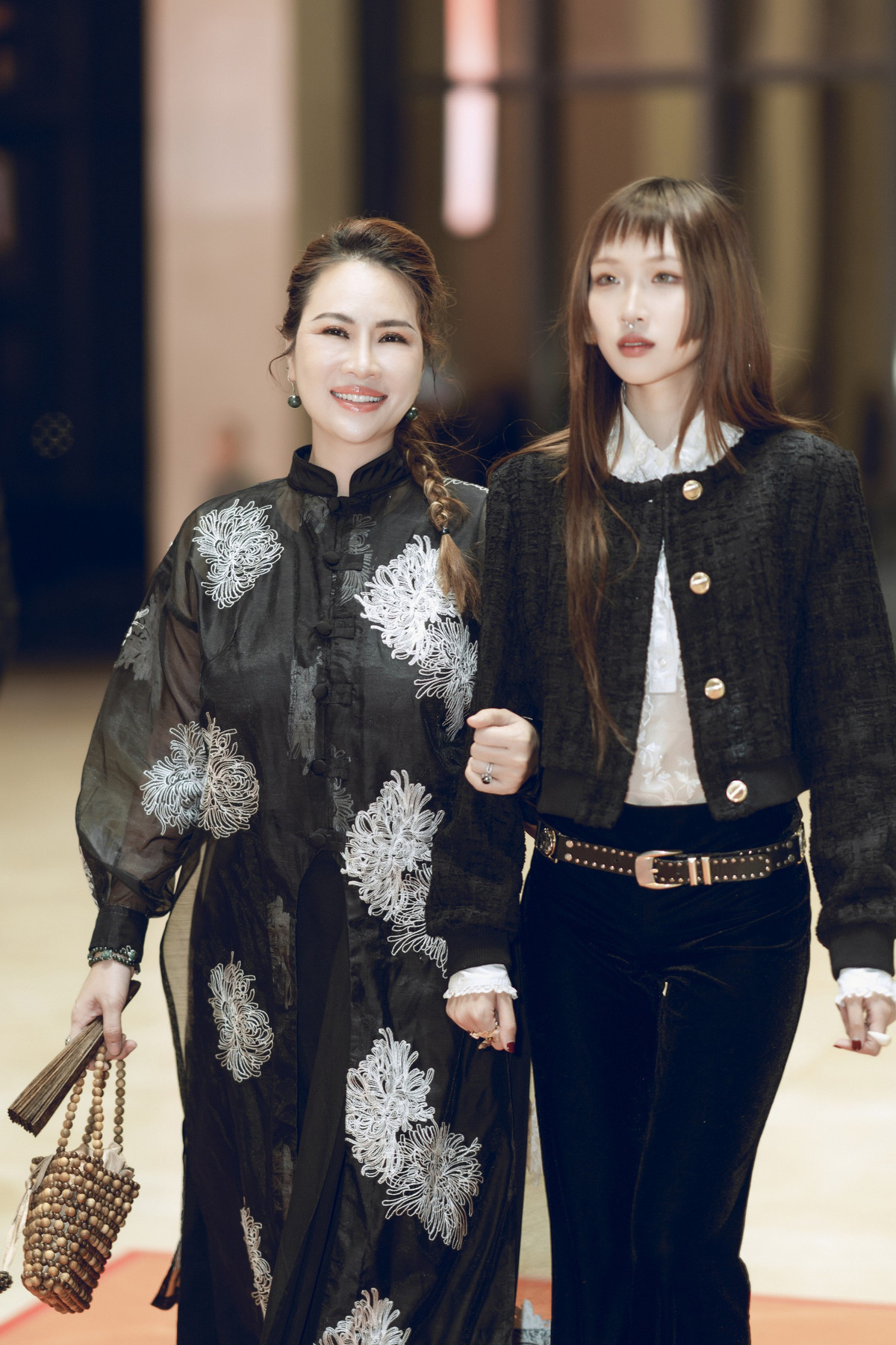 Alena chia sẻ trên Dân Việt, cô mong muốn trở thành một nghệ sỹ văn minh như bố mẹ, đam mê âm nhạc, sáng tác và cống hiến hết mình cho nghệ thuật. Ảnh sử dụng trong bài: Dân Việt, Arttimes.