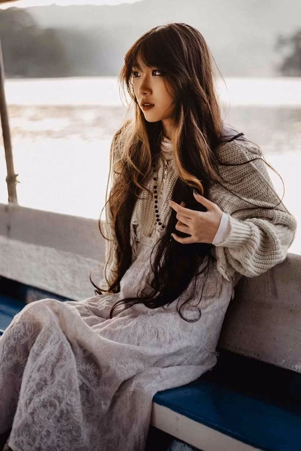 Ca sĩ Ngọc Phạm (mẹ của Alena) tự hào chia sẻ trên Dân Việt: “Tôi rất vui vì dù được nuông chiều và sống trong điều kiện đầy đủ, con vẫn không ỷ lại hay đua đòi. Alena sống khiêm tốn, lễ phép và luôn nỗ lực học hỏi để phát triển bản thân".