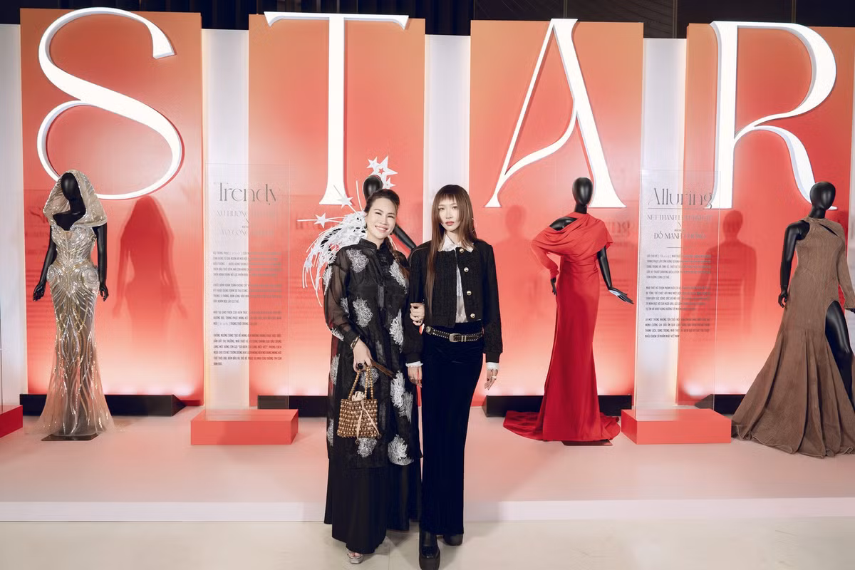 Trong dịp sinh nhật 18 tuổi của con gái, danh ca Jimmii Nguyễn đã tặng Alena chiếc trống điện tử phiên bản giới hạn mà anh đã dành nhiều thời gian tìm kiếm, đặt hàng từ Australia.