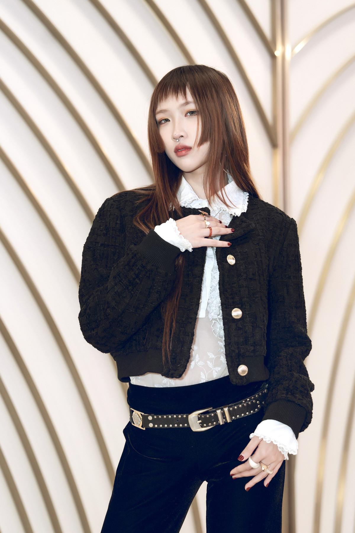 Alena (tên thật là Long Anh), sinh năm 2006, là con gái đầu lòng của nghệ sĩ Jimmii Nguyễn. Ngay từ nhỏ, cô nàng đã sớm bộc lộ niềm đam mê âm nhạc.