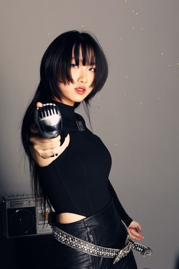 Alena lần đầu xuất hiện trước công chúng tại live concert kỷ niệm 30 năm ca hát của Jimmii Nguyễn. Sau đó, cô có dịp đứng chung sân khấu cùng gia đình nghệ sĩ Cẩm Vân – Khắc Triệu và con gái Cece Trương.