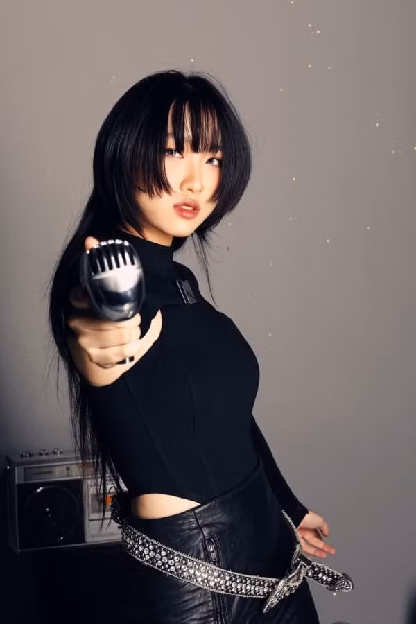 Alena lần đầu xuất hiện trước công chúng tại live concert kỷ niệm 30 năm ca hát của Jimmii Nguyễn. Sau đó, cô có dịp đứng chung sân khấu cùng gia đình nghệ sĩ Cẩm Vân – Khắc Triệu và con gái Cece Trương.