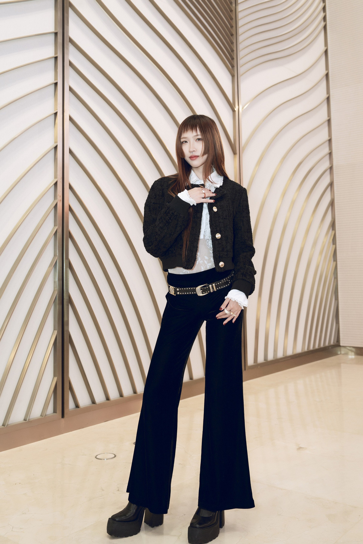 Alena thường theo chân bố mẹ đi biểu diễn, từ đó tự học hát, sáng tác và trình diễn.