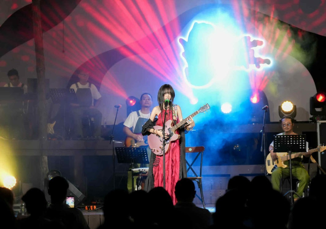 Chính những trải nghiệm quý giá đó đã củng cố quyết tâm theo đuổi con đường nghệ thuật một cách nghiêm túc của Alena.