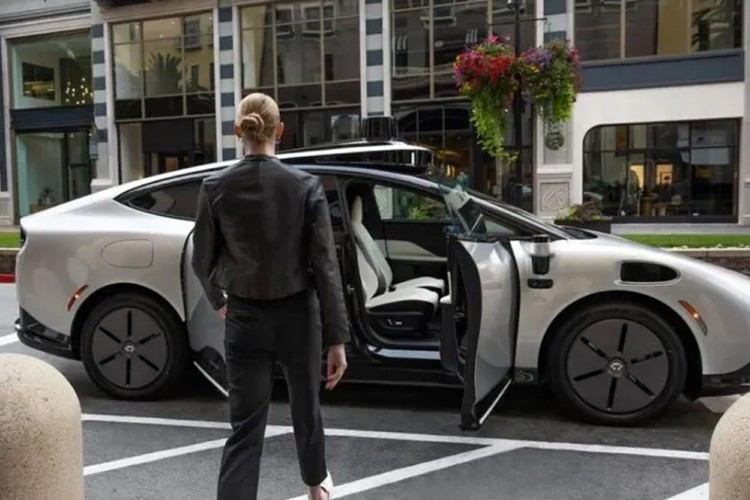 Robocar là mẫu xe điện cá nhân đạt tiêu chuẩn tự hành cấp độ 4, có thể vận hành hoàn toàn không cần người lái trong một số khu vực và điều kiện nhất định. Đặc biệt, đây là mẫu xe điện tự lái đầu tiên trên thế giới hướng tới người tiêu dùng cá nhân, không phải phục vụ mô hình taxi tự động nên ai cũng có thể sở hữu.