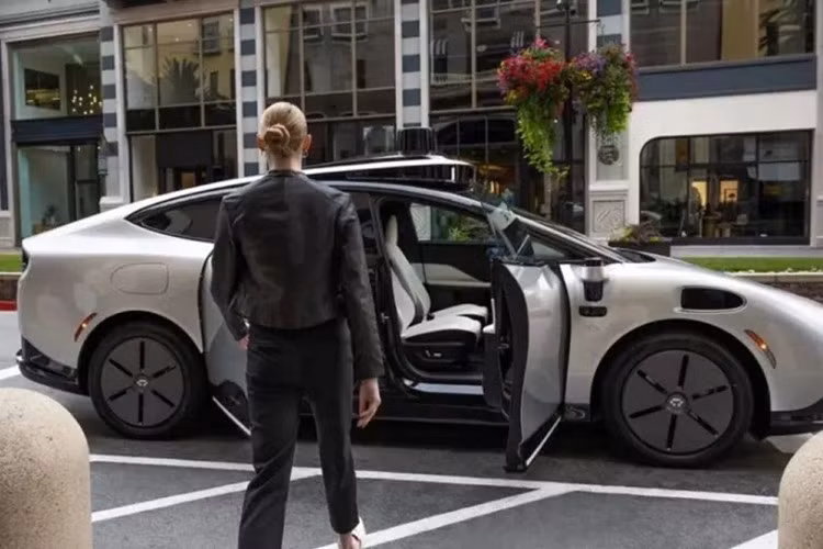 Robocar là mẫu xe điện cá nhân đạt tiêu chuẩn tự hành cấp độ 4, có thể vận hành hoàn toàn không cần người lái trong một số khu vực và điều kiện nhất định. Đặc biệt, đây là mẫu xe điện tự lái đầu tiên trên thế giới hướng tới người tiêu dùng cá nhân, không phải phục vụ mô hình taxi tự động nên ai cũng có thể sở hữu.