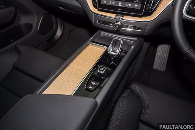 Hệ thống hỗ trợ điện gồm bộ pin 48V và mô-tơ ISG (Integrated Starter Generator) cho thêm 14 mã lực và 40 Nm, giúp xe tăng tốc mượt mà và tiết kiệm nhiên liệu hơn.