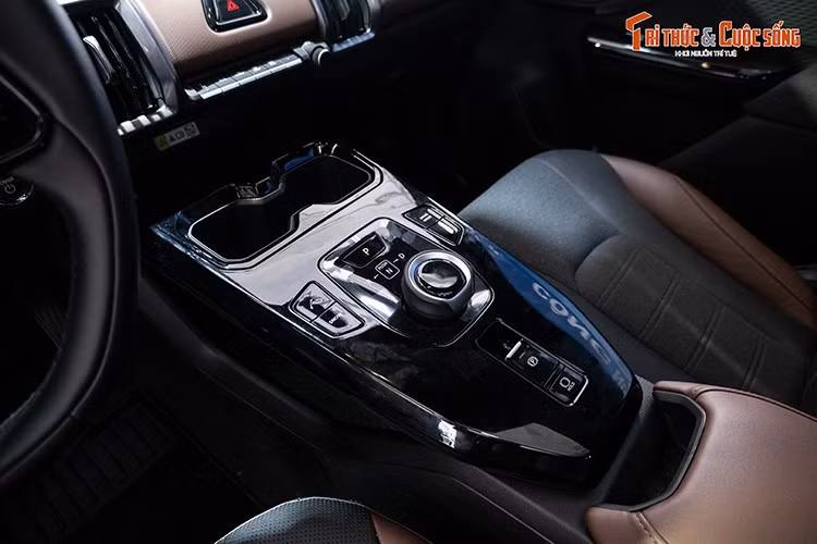 Ngoài ra, Suzuki e Vitara còn sở hữu những trang bị nổi bật khác như phanh ghế thông hơi, ghế lái chỉnh điện 10 hướng, ghế sau gập 60:40 và có thể ngả lưng, kết nối Apple CarPlay/Android Auto không dây, điều hòa tự động 1 vùng, sạc điện thoại không dây, phanh tay điện tử tích hợp tính năng tự động giữ phanh tạm thời.