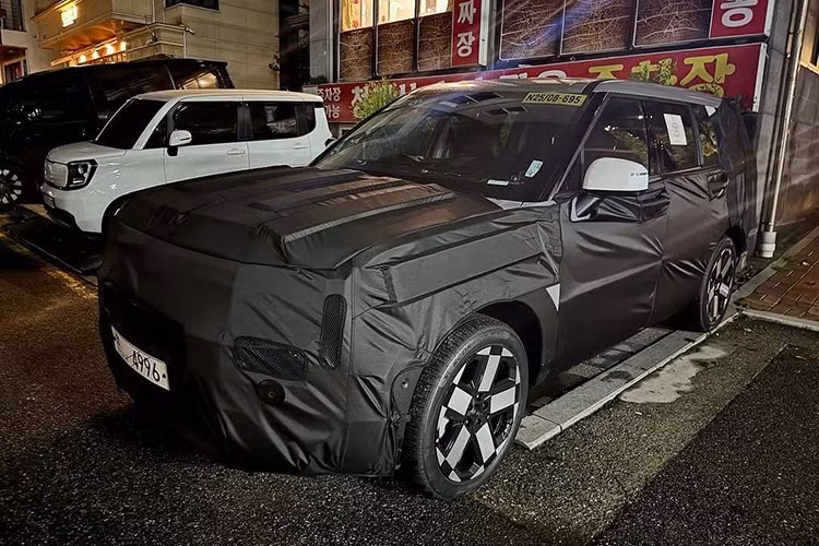 Ngay cả bản hybrid cũng không giúp SantaFe cải thiện doanh số đáng kể trong năm 2024 – đầu 2025. Do đó, bản facelift lần này là cơ hội quan trọng để Hyundai làm mới sản phẩm và lấy lại vị thế trong phân khúc.Không chỉ thay đổi thiết kế, SantaFe facelift 2027 còn mang đến cải tiến kỹ thuật đáng chú ý: Hyundai sẽ loại bỏ hộp số ly hợp kép 8 cấp trên bản 2.5L Turbo – từng bị nhiều khách hàng phàn nàn vì tình trạng giật cục ở tốc độ thấp và sang số không mượt.