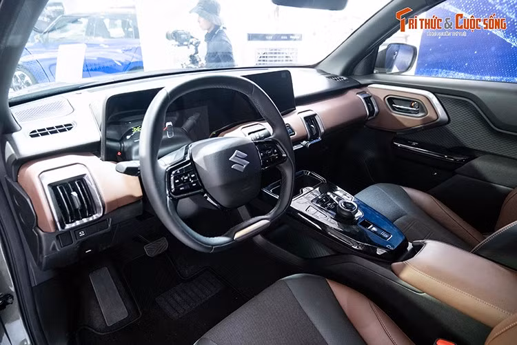 Khoang lái của mẫu SUV thuần điện khá hiện đại, phối màu tương phản. Ghế ngồi sử dụng chất liệu da và nỉ. Xe được trang bị vô lăng 2 chấu đáy phẳng bọc da. Nằm sau vô lăng là cụm màn hình đôi thiết kế khá hợp lý.