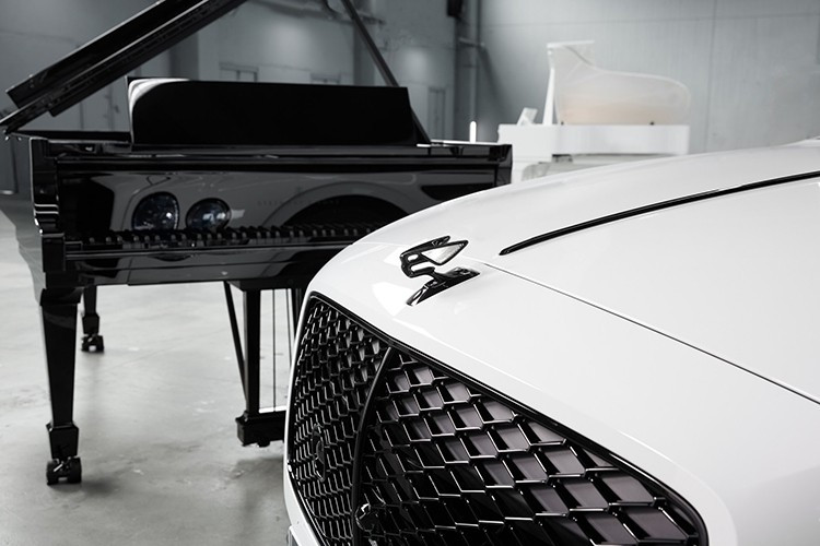 Piano grand Ultra Black và Ultra White được thiết kế để đồng điệu với mẫu xe siêu sang Bentley Flying Spur Speed (màu Arctic White, nội thất Piano Black), tạo thành bộ ba đen trắng lưu diễn châu Âu.
