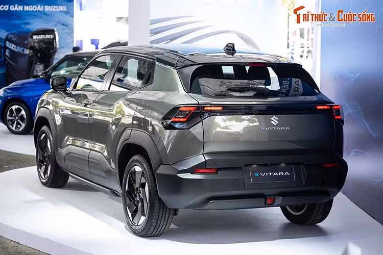 Suzuki eVitara là mẫu xe thuộc phân khúc SUV cỡ B nhờ thông số DxRxC lần lượt là 4.275 x 1.800 x 1.635 mm, chiều dài cơ sở 2.700 mm. Xe sử dụng tên gọi của dòng SUV Suzuki nổi danh trong quá khứ nhưng gần như không có điểm chung với Grand Vitara. Thay vào đó, đây là bản thành phẩm của concept eVX (2023) sử dụng nền tảng khung Heartect-e chuyên dụng cho xe điện.