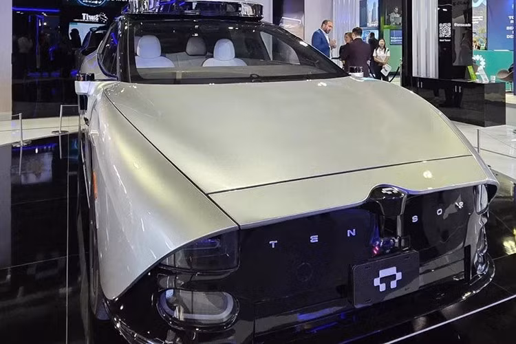 Thời gian qua, dư luận đã dành sự chú ý cho sản phẩm mang tên Tensor Robocar, một mẫu xe tự lái cấp độ 4 do Tensor (công ty có trụ sở tại San Jose, Mỹ) phát triển. Sản phẩm trên được đánh giá là “chiếc xe điện tự hành đầu tiên trên thế giới có thể sở hữu cá nhân”.