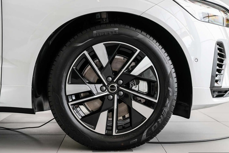 Ngoài ra, xe vẫn giữ nguyên phong cách thiết kế tối giản đặc trưng của Volvo, với đèn pha LED “Thor’s Hammer”, cản trước và sau tinh chỉnh nhẹ, cùng bộ mâm hợp kim đa chấu kích thước 19 - 21 inch tùy phiên bản. Tổng thể, XC60 mới trông hiện đại hơn nhưng vẫn giữ được vẻ thanh lịch vốn có.