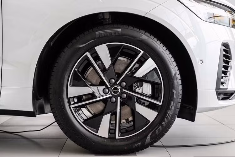 Ngoài ra, xe vẫn giữ nguyên phong cách thiết kế tối giản đặc trưng của Volvo, với đèn pha LED “Thor’s Hammer”, cản trước và sau tinh chỉnh nhẹ, cùng bộ mâm hợp kim đa chấu kích thước 19 - 21 inch tùy phiên bản. Tổng thể, XC60 mới trông hiện đại hơn nhưng vẫn giữ được vẻ thanh lịch vốn có.