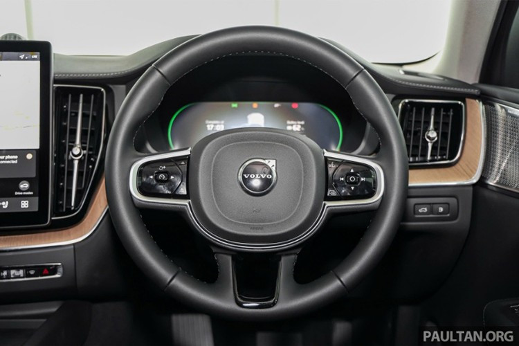 Hệ thống thông tin giải trí mới được tích hợp Google (Google Built-in), cho phép người dùng truy cập trực tiếp vào các ứng dụng như Google Maps, Assistant hay Play Store mà không cần điện thoại thông minh. Giao diện người dùng được thiết kế lại, mượt mà hơn và hỗ trợ cập nhật phần mềm trực tuyến (OTA).