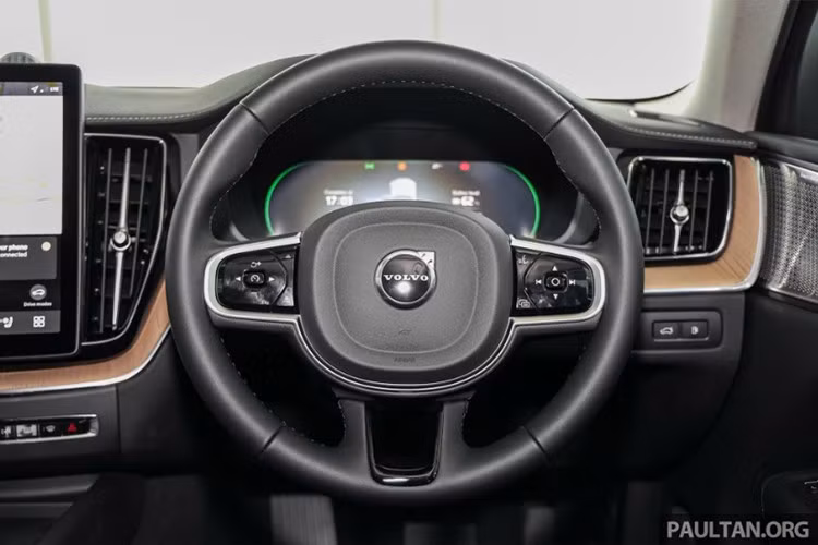 Hệ thống thông tin giải trí mới được tích hợp Google (Google Built-in), cho phép người dùng truy cập trực tiếp vào các ứng dụng như Google Maps, Assistant hay Play Store mà không cần điện thoại thông minh. Giao diện người dùng được thiết kế lại, mượt mà hơn và hỗ trợ cập nhật phần mềm trực tuyến (OTA).