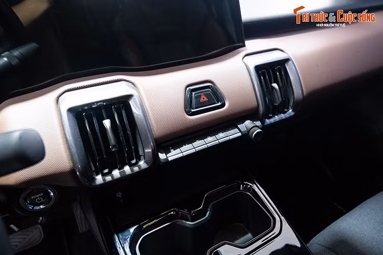 Ở trung tâm táp-lô là cụm điều khiển hệ thống điều hòa dạng phím vật lý. Núm xoay điều chỉnh âm lượng đặt cạnh bên. Bệ trung tâm bố trí cần số điện tử dạng núm xoay, phanh tay điện tử và nút kích hoạt Auto Hold...