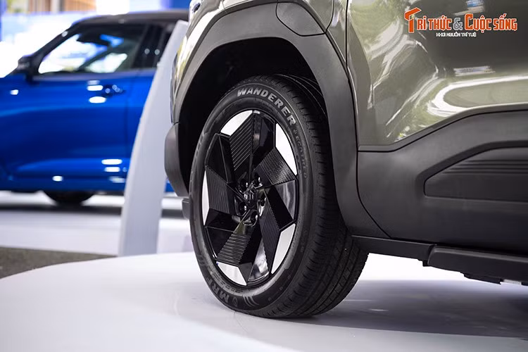 Là mẫu xe thuần điện, Suzuki eVitara không có lưới tản nhiệt thông thường, chỉ có hốc gió ở cản dưới để làm mát pin và các linh kiện vận hành. Bộ mâm xuất hiện xe tại Việt Nam thiết kế kín nhằm tối ưu tính khí động học. Tay nắm cửa phía sau được ẩn ở cột C khiến phần thân trở nên liền mạch và tối giản hơn. Đuôi xe có phần đèn hậu LED nối liền sang hai bên.