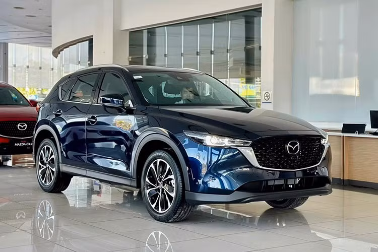 5. Mazda CX-5: 1.311 xe ﻿Đã có 1.311 xe Mazda CX-5 đến tay người dùng tại Việt Nam trong tháng vừa qua, tăng 286 xe so với tháng trước đó. Thiết kế thời trang, hiện đại, màu sắc bắt mắt cùng mức giá cạnh tranh bậc nhất phân khúc giúp Mazda CX-5 trở thành mẫu crossover 5 chỗ máy xăng hút khách nhất thị trường.