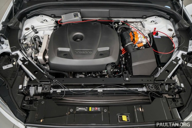 Phiên bản T8 AWD Ultimate là plug-in hybrid (PHEV) với tổng công suất lên tới 462 mã lực và 709 Nm. Động cơ xăng 2.0L mạnh 317 mã lực, kết hợp mô-tơ điện 145 mã lực, cùng pin dung lượng 19 kWh, cho phép xe di chuyển khoảng 89 km hoàn toàn bằng điện.