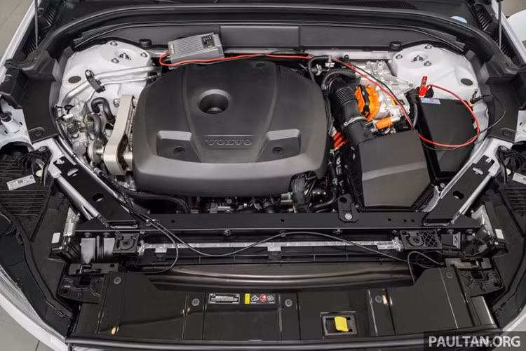 Phiên bản T8 AWD Ultimate là plug-in hybrid (PHEV) với tổng công suất lên tới 462 mã lực và 709 Nm. Động cơ xăng 2.0L mạnh 317 mã lực, kết hợp mô-tơ điện 145 mã lực, cùng pin dung lượng 19 kWh, cho phép xe di chuyển khoảng 89 km hoàn toàn bằng điện.