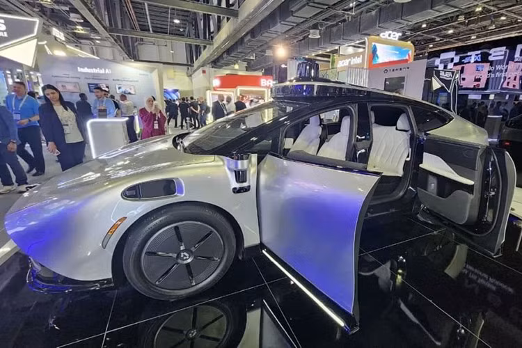 Tháng trước, Tensor đã ra thông cáo báo chí tuyên bố Robocar là tác phẩm hợp tác với VinFast. Xuất hiện “bằng xương bằng thịt” tại GITEX Global 2025, sự kiện công nghệ lớn bậc nhất Trung Đông diễn ra ngày 13-17/10 ở Dubai, chiếc xe của VinFast và Tensor đã tiếp tục tạo ra sự phấn khích cho giới truyền thông địa phương.