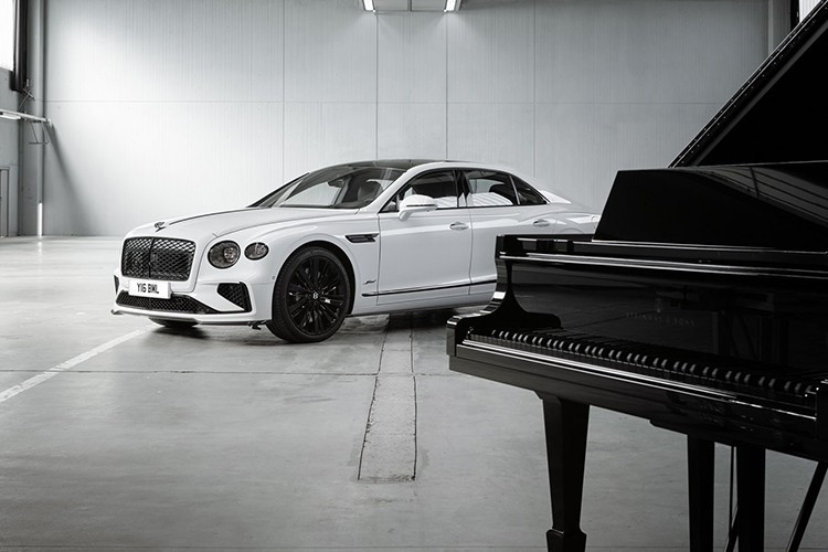 Lần đầu tiên ra mắt tại nhà máy nổi tiếng của Steinway ở Hamburg, chiếc sedan Bentley Flying Spur Speed trang bị sức mạnh bởi hệ thống Ultra Performance Hybrid V8. Ngoại thất màu Arctic White với nội thất veneer Piano Black, sự kết hợp trữ tình, phản chiếu dòng piano grand phiên bản giới hạn mới ấn tượng Ultra Black và Ultra White của Steinway.