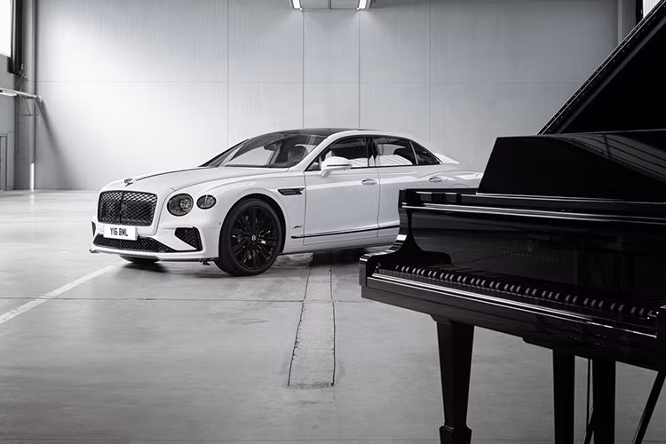 Lần đầu tiên ra mắt tại nhà máy nổi tiếng của Steinway ở Hamburg, chiếc sedan Bentley Flying Spur Speed trang bị sức mạnh bởi hệ thống Ultra Performance Hybrid V8. Ngoại thất màu Arctic White với nội thất veneer Piano Black, sự kết hợp trữ tình, phản chiếu dòng piano grand phiên bản giới hạn mới ấn tượng Ultra Black và Ultra White của Steinway.