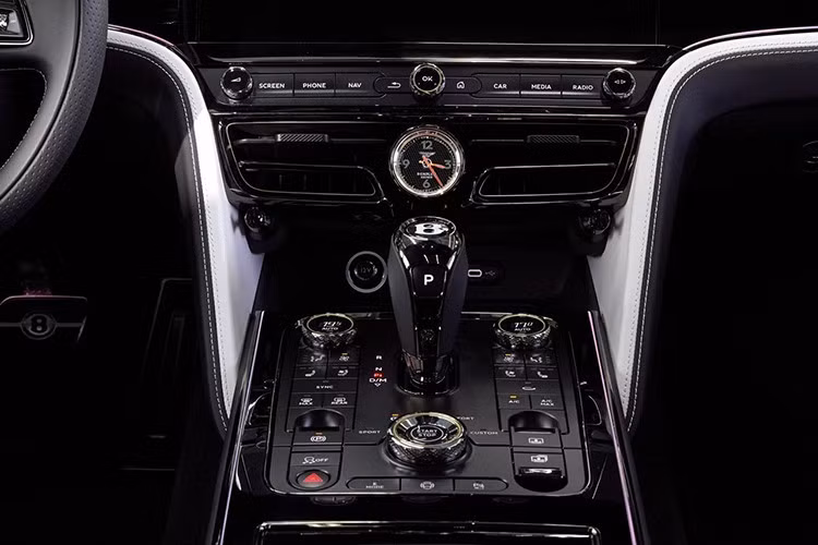 Đàn piano Steinway không chỉ được các nhạc sĩ yêu thích mà còn được nhiều nhà sưu tập nghệ thuật sưu tầm. Cả hai thương hiệu đã chia sẻ chuyên môn về chế tác gỗ và veneer, sau các chuyến thăm nhà máy gần đây. Sự trao đổi kiến thức nhấn mạnh cách thức của mỗi thương hiệu khi áp dụng công nghệ và thủ công để tạo ra các tác phẩm.