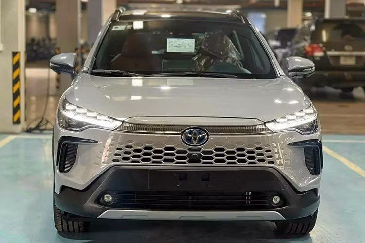 9. Toyota Corolla Cross: 984 xe ﻿Toyota Corolla Cross tiếp tục góp mặt trong top 10 ôtô dùng động cơ đốt trong bán chạy nhất tháng 9/2025 với doanh số đạt 984 xe, tăng 311 xe so với tháng trước đó. Chính sách ưu đãi từ nhà phân phối cộng với lợi thế về thiết kế thời trang, không gian rộng rãi, vận hành bền bỉ, tiết kiệm… giúp Toyota Corolla Cross được khách hàng ưa chuộng.