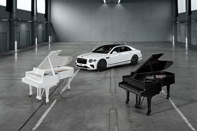 Tại sự kiện độc quyền tại Hamburg, Đức, chiếc Bentley Flying Spur Speed đặc biệt và dòng piano grand Steinway &amp; Sons phiên bản giới hạn mới cùng xuất hiện. Sự xuất hiện thể hiện sự hợp tác giữa hai tên tuổi hàng đầu trong thế giới xa xỉ là hãng xe sang Bentley và nhà sản xuất piano Steinway &amp; Sons, nhấn mạnh sự tương đồng trong chế tác thủ công, thiết kế và sự sang trọng.
