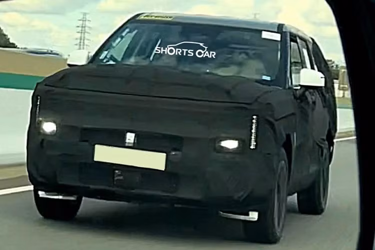 Mới đây, những hình ảnh chụp thử Hyundai SantaFe 2027 nâng cấp giữa vòng đời (facelift) tiếp tục rò rỉ, hé lộ thiết kế đèn pha và dải LED định vị ban ngày hoàn toàn mới. Dựa trên các bức ảnh do ShortsCar chia sẻ, thiết kế đầu xe giờ đây nổi bật với cụm đèn hình chữ “H” kéo dài từ bên này sang bên kia – đúng như các bản dựng đồ họa từng rò rỉ trước đó.