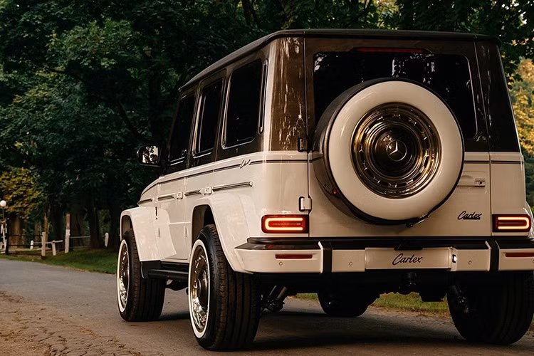 Mẫu G63 đặc biệt này vẫn giữ nguyên khối động cơ V8 tăng áp kép 4.0L, sản sinh 577 mã lực và 850 Nm mô-men xoắn, truyền sức mạnh tới bốn bánh thông qua hộp số tự động 9 cấp.