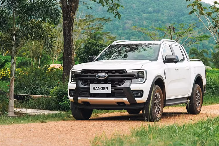 3. Ford Ranger: 1.683 xe ﻿Ford Ranger rơi xuống vị trí thứ 3 dù doanh số bán hàng được cải thiện. Xe bán tải này đạt lượng tiêu thụ 1.683 xe bán ra trong 9 vừa qua, tăng 172 xe so với tháng trước đó. Chính sách ưu đãi, giảm giá từ nhà sản xuất, phân phối giúp Ford Ranger tiếp tục trở thành mẫu xe bán tải được ưa chuộng nhất thị trường.