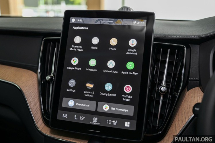 Ngoài ra, xe vẫn duy trì triết lý tối giản đặc trưng của Volvo với vật liệu nội thất cao cấp, ghế da Nappa, hệ thống âm thanh Bowers &amp; Wilkins cao cấp cùng loạt công nghệ an toàn tiên tiến như: Pilot Assist (hỗ trợ lái bán tự động), City Safety (phanh tự động khẩn cấp), Blind Spot Information System (cảnh báo điểm mù)...