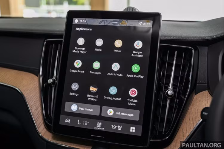 Ngoài ra, xe vẫn duy trì triết lý tối giản đặc trưng của Volvo với vật liệu nội thất cao cấp, ghế da Nappa, hệ thống âm thanh Bowers &amp; Wilkins cao cấp cùng loạt công nghệ an toàn tiên tiến như: Pilot Assist (hỗ trợ lái bán tự động), City Safety (phanh tự động khẩn cấp), Blind Spot Information System (cảnh báo điểm mù)...