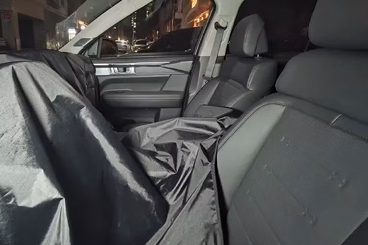 Những thay đổi nổi bật ở diện mạo gồm: Cụm đèn pha mảnh hơn, tích hợp đèn LED định vị đặt ngang hai bên. Lưới tản nhiệt 4 thanh ngang được tinh chỉnh gọn gàng hơn, từ bỏ phong cách gồ ghề mang hơi hướng Land Rover. Thân xe thanh thoát hơn với đường gân ngang nhấn mạnh chiều rộng...