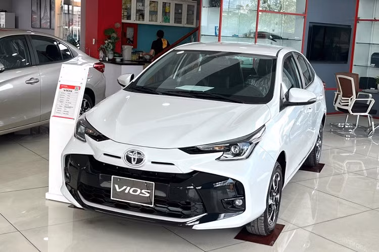 6. Toyota Vios: 1.292 xe ﻿Toyota Vios đạt doanh số bán 1.292 xe, tăng 566 xe so với tháng 8/2025, Mức ưu đãi giảm giá tương đương mức hỗ trợ 100% lệ phí trước bạ được Toyota Việt Nam kiên trì áp dụng giúp Toyota Vios tạo được lợi thế cạnh tranh về giá trong khi danh tiếng đã được tạo dựng.