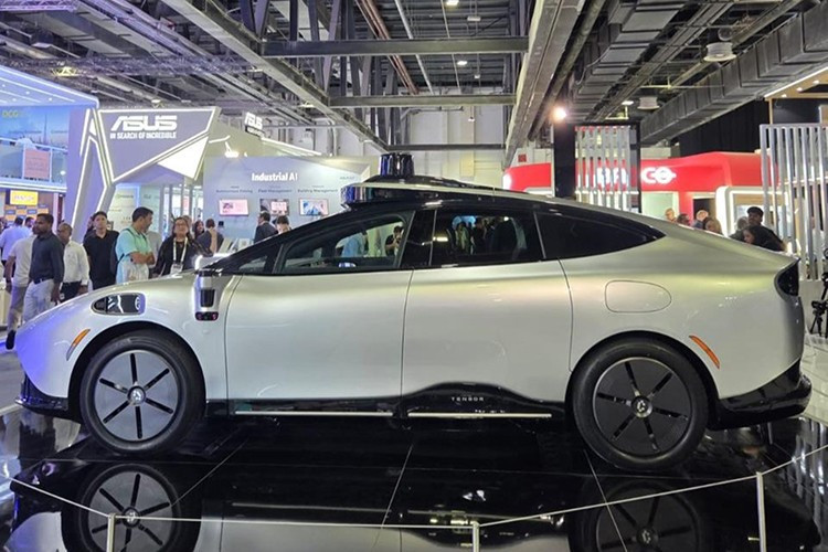 “Điều khiến giới công nghệ chú ý không chỉ nằm ở thiết kế tương lai và khả năng tự hành của RoboCar, mà còn ở câu chuyện sản xuất đằng sau nó. Được biết, Robocar được sản xuất bởi VinFast, hãng xe điện phát triển nhanh có quy mô toàn cầu tới từ Việt Nam”, Daily Guardian viết. Còn theo Car Book Magazine, thông tin về sự hợp tác này đã “gây ra làn sóng quan tâm mạnh mẽ trong ngành”.