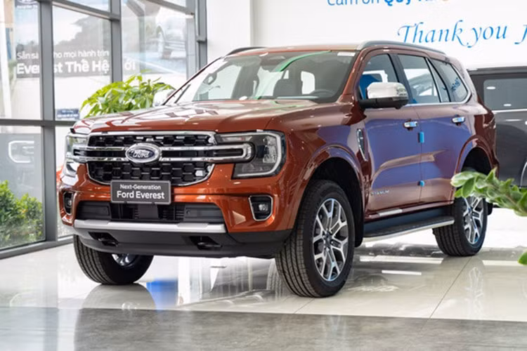 8. Ford Everest: 1.069 xe ﻿Thêm một mẫu xe Ford góp mặt trong danh sách này, đó là Everest. Xe đạt doanh số 1.069 xe bán ra trong tháng , tăng 16 so với tháng trước đó. Kết quả này nâng doanh số Everest sau 9 tháng đã qua của năm 2025 lên mức 8.345 xe. Như vậy, Everest cùng với Ranger đang là hai mẫu xe Ford hút khách nhất Việt Nam.