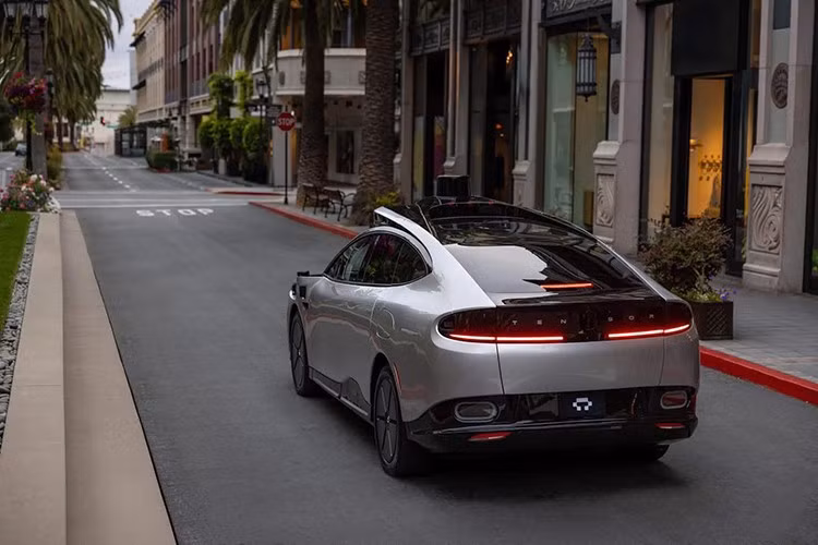 Chiếc xe này tích hợp hơn 100 cảm biến, có thể “học” từ người lái, tự vận hành, tự bảo trì, và đảm bảo quyền riêng tư bằng cách xử lý dữ liệu trực tiếp trong xe thay vì qua đám mây.