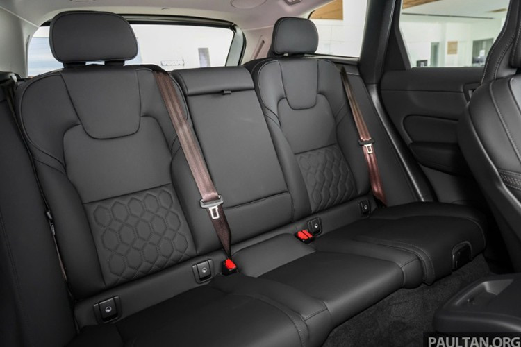 Cung cấp sức mạnh cho cả hai phiên bản của XC60 mới đều là động cơ xăng tăng áp I4 2.0L và hộp số tự động 8 cấp. Phiên bản B5 AWD Core là loại mild hybrid, sản sinh công suất 249 mã lực và 350 Nm mô-men xoắn.