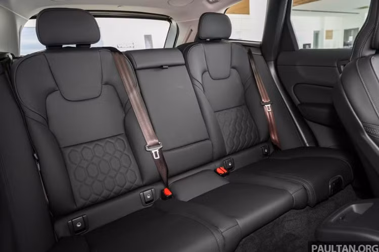 Cung cấp sức mạnh cho cả hai phiên bản của XC60 mới đều là động cơ xăng tăng áp I4 2.0L và hộp số tự động 8 cấp. Phiên bản B5 AWD Core là loại mild hybrid, sản sinh công suất 249 mã lực và 350 Nm mô-men xoắn.