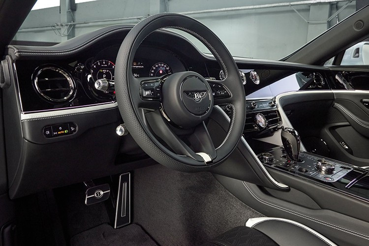 Wayne Bruce, Giám đốc Truyền thông và D&amp;I, bình luận: “Sự hợp tác của chúng tôi với Steinway &amp; Sons là cuộc gặp gỡ của hai thế giới, nơi thủ công kết nối âm nhạc và chuyển động. Chiếc Flying Spur Speed, kết hợp với các phiên bản Ultra Black và Ultra White của Steinway, đại diện cho cuộc đối thoại giữa hai tên tuổi danh giá, tạo ra các vật phẩm hiếm có và vẻ đẹp lâu dài.”